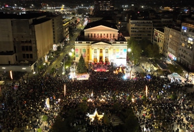 Λάμψη από 100.000 λαμπιόνια, βεγγαλικά και Κατερίνα Λιόλιου live στη φωταγώγηση του χριστουγεννιάτικου δέντρου στον Πειραιά – Μια ξεχωριστή βραδιά powered by Πρωτοχρονιάτικο Λαχείο