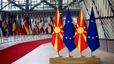 Μήνυμα σε Σκόπια και Ελλάδα από την ΕΕ: «Καλούμε όλους τους εμπλεκόμενους να τηρήσουν τη Συμφωνία των Πρεσπών»