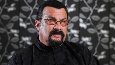 Steven Seagal ( Ρωσικό ΥΠΕΞ – Ηθοποιός): O Trump έρχεται και θα βοηθήσει να βελτιώσουμε τις σχέσεις μας με τις ΗΠΑ