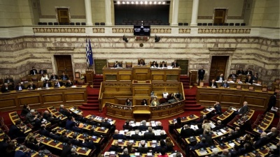 Βουλή: Κόντρα Σταϊκούρα, Σκυλακάκη με Τσακαλώτο για υπερφορολόγηση και μεσαία τάξη