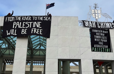 Τέσσερις διαδηλωτές υπέρ της Παλαιστίνης συνελήφθησαν στην Αυστραλία γιατί κρέμασαν πανό στο Κοινοβούλιο