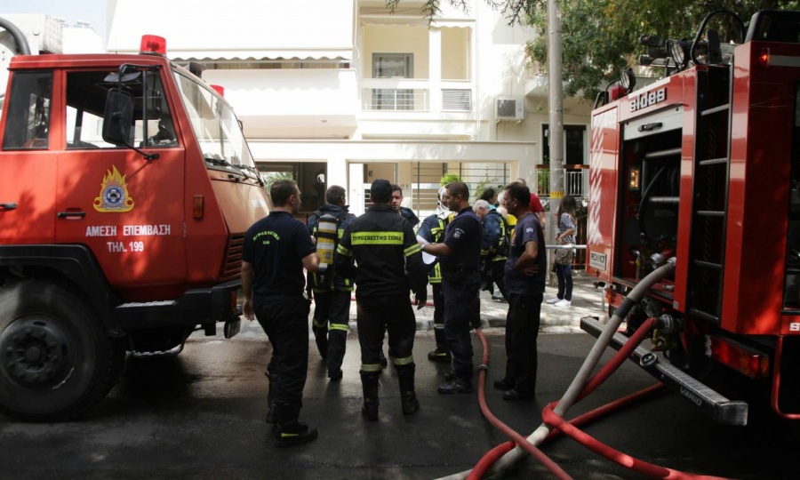 θεσσαλονίκη: Φωτιά σε διαμέρισμα στο Βαρδάρη - Απεγκλωβίστηκαν 3 ενήλικες κι ένα παιδί