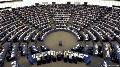 To Ευρωκοινοβούλιο υπερψήφισε την τροπολογία υπέρ της πλήρους διαφάνειας στην αγορά εμβολίων