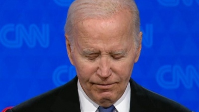 Economist για Biden με φωτογραφία περιπατητήρα ΠΙ: H υφήλιος παρακολούθησε έναν μπερδεμένο γέρο που πάλευε να θυμηθεί λέξεις