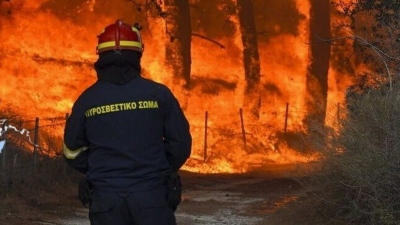 Μεγάλη φωτιά σε δασική έκταση στο Σοφικό Κορινθίας - Τραυματίστηκαν 3 πυροσβέστες
