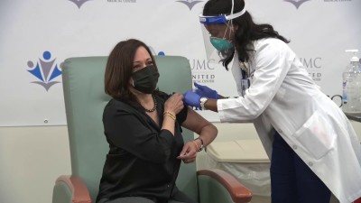 ΗΠΑ: Εμβολιάστηκε η εκλεγμένη αντιπρόεδρος Kamala Harris με το εμβόλιο της Moderna για τον κορωνοϊό