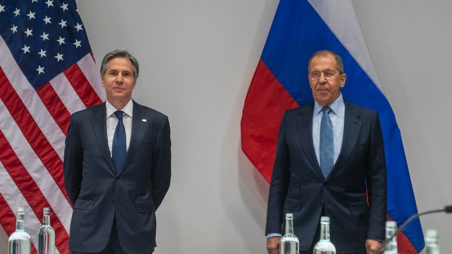 Αντιμέτωποι Lavrov και Blinken: Κάθισαν ο ένας απέναντι στον άλλο, σε συνάντηση με τον πρωθυπουργό του Λάος