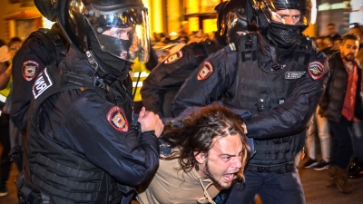 Κλίμα πανικού στη Ρωσία - Εγκαταλείπουν τη χώρα για να αποφύγουν την επιστράτευση - Συλλήψεις 1.300 διαδηλωτών