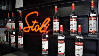 Πτώχευση κήρυξε η Stoli στις ΗΠΑ – H άγνωστη διαμάχη με τον Putin και η στήριξη στην Ουκρανία που οδήγησαν στο… λουκέτο