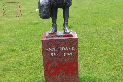 Το μνημείο της Anne Frank στο Άμστερνταμ σκανδαλίστηκε με γκράφιτι – Έγραψαν Γάζα στο βάθρο του