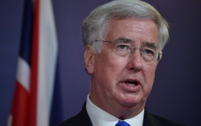 Βρετανία: Παραίτηση του υπουργού Άμυνας Michael Fallon μετά από κατηγορίες για «ανάρμοστη συμπεριφορά»