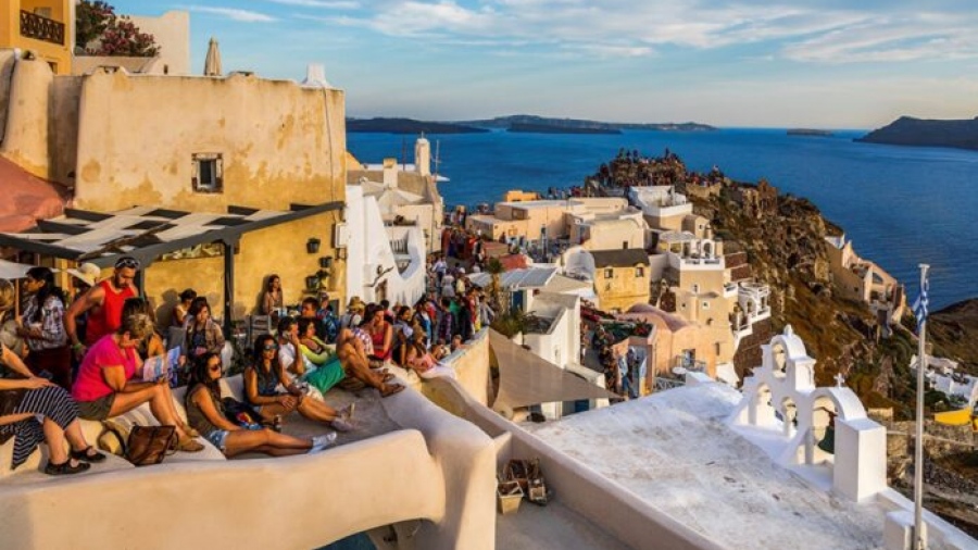 Oxford Economics: Μεγάλο αριθμό τουριστών προσελκύει η Ελλάδα