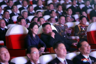 Βόρεια Κορέα: Επανεμφανίστηκε μετά από 1 ολόκληρο χρόνο η σύζυγος του Kim Jong-un