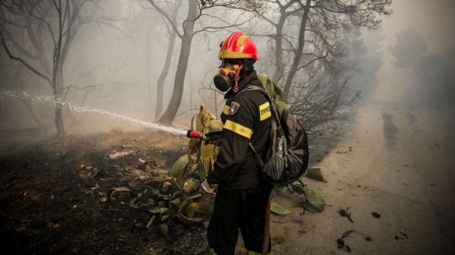 Ωρωπός: Εθελοντής πυροσβέστης στο νοσοκομείο μετά από εισπνοή καπνών – Περιορίζεται η πυρκαγιά