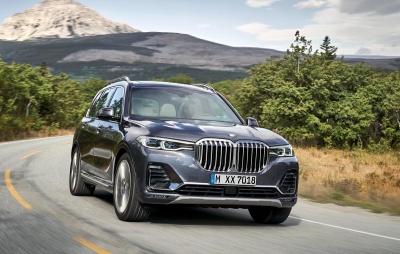 H νέα BMW X7 είναι πάνω από τα 5 μέτρα και έχει 7 θέσεις