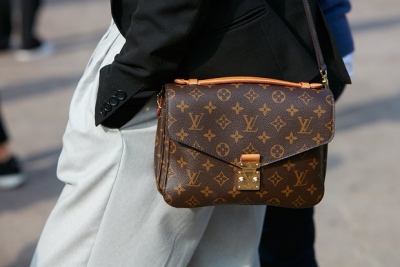 Τον έπιασαν με τις  Louis Vuitton στο χέρι... Άνδρας που πετούσε στη Ρωσία επιχείρησε να εισάγει παράνομα τις τσάντες