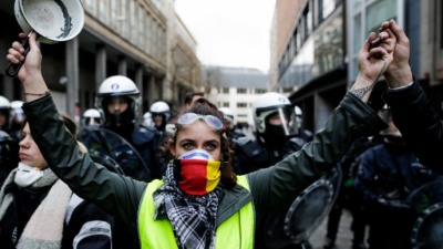 Γαλλία: Στους δρόμους και πάλι τα «κίτρινα γιλέκα» - Συγκρούσεις με την αστυνομία