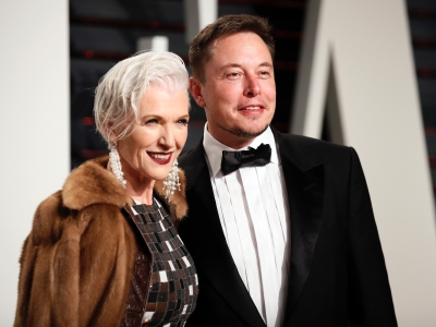 Η 73χρονη μητέρα του Elon Musk (Tesla) εργάζεται ακόμα ως μοντέλο στην πασαρέλα