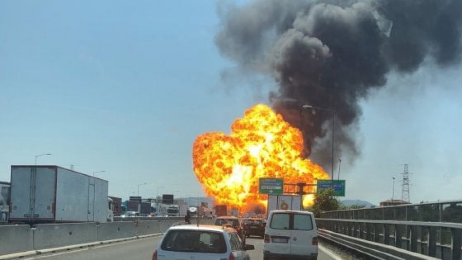 Ισχυρή έκρηξη σε βυτιοφόρο κοντά στο αεροδρόμιο της Μπολόνια