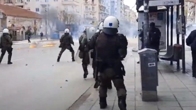 Επεισόδια στη Θεσσαλονίκη: Πετροπόλεμος, μολότοφ και χημικά μετά τη λήξη πορείας φοιτητών