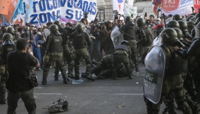 Επεισόδια και αστυνομική βία στην Αργεντινή - Αντιδράσεις για τη σκληρή λιτότητα του προέδρου Milei