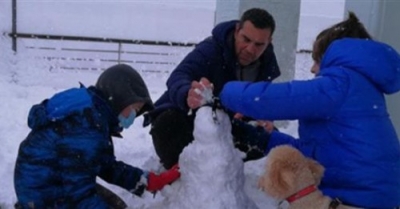 Ο Αλέξης Τσίπρας και τα παιδιά του παίζουν με το χιόνι