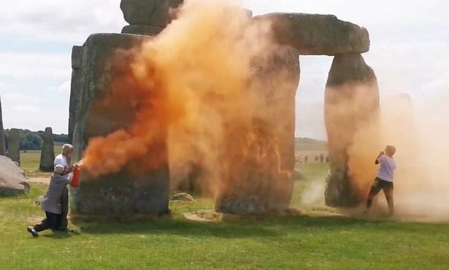 Διπλό χτύπημα από εξτρεμιστές του κλίματος: Βανδάλισαν το κορυφαίο μνημείο Stonehenge και επιτέθηκαν σε αεροδρόμιο του Λονδίνου