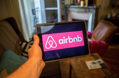 Χτύπησαν «κόκκινο» οι κρατήσεις στην Airbnb ενόψει των Χριστουγέννων