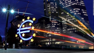 Η ΕΚΤ προετοιμάζεται για έναν νομισματικό πόλεμο με το δολάριο, ενισχύοντας το ευρώ