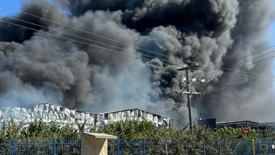 Πυρκαγιά στη Ριτσώνα – Καίγονται εύφλεκτα υλικά από εργοστάσιο ανακύκλωσης