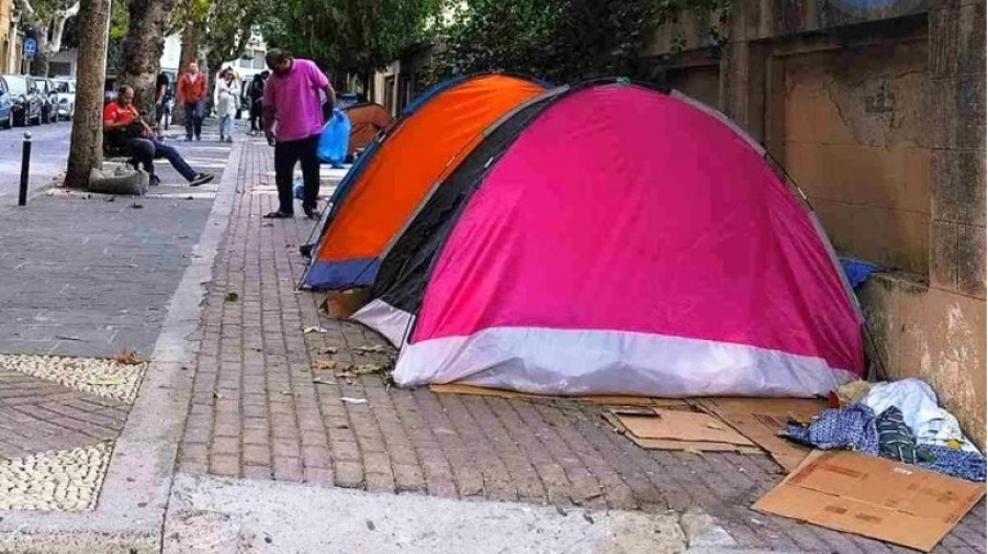 Απέραντος καταυλισμός μεταναστών η Ρόδος: Σκηνές και αυτοσχέδια κρεβάτια στους δρόμους