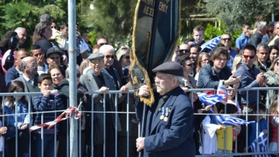 Ο 97χρονος Αντώνης Αλεξανδρής, ο τελευταίος ήρωας της Λέσβου, άνοιξε την παρέλαση της 28ης Οκτωβρίου στη Μυτιλήνη
