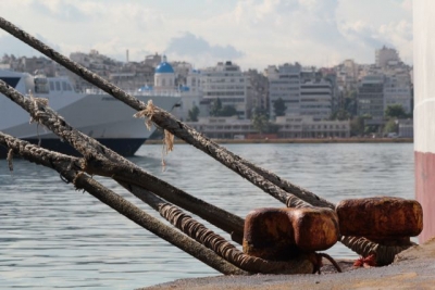 Δεμένα τα πλοία σε Πειραιά, Ραφήνα, Λαύριο – Σε ισχύ το απαγορευτικό απόπλου
