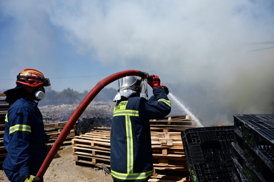 Φωτιά τώρα σε επιχείρηση στο Μενίδι – Σηκώθηκαν εναέρια μέσα