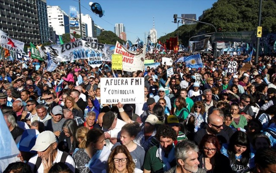 «Παραλύει» η Αργεντινή από τις διαδηλώσεις κατά της συμφωνίας με το ΔΝΤ