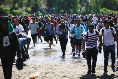 Εκατοντάδες μετανάστες περνούν από το Μεξικό προς τις ΗΠΑ με τον φόβο ότι ο… Trump τον Νοέμβριο θα κλείσει τα σύνορα