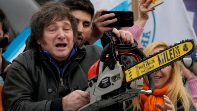 Ο Milei οδηγεί την Αργεντινή σε ολική επαναφορά – Οι 18 υπογραφές για απότομες περικοπές στο δημόσιο και η φορολογική ανακούφιση των πολιτών