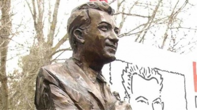 Πολωνία: Αφαιρέθηκε το μνημείο του Μπελογιάννη στο Βρότσλαβ – Η αντίδραση του ΚΚΕ