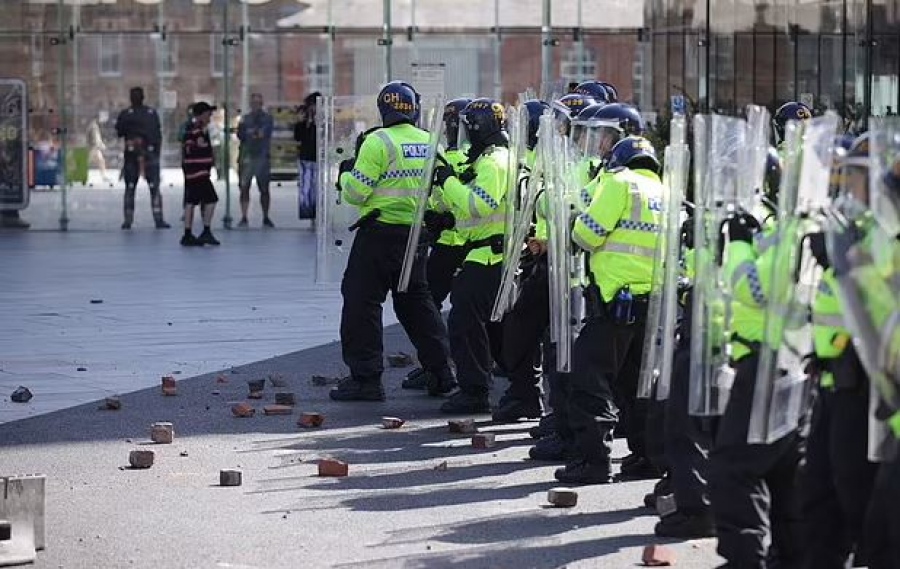 Ταραχές στη Βρετανία σε διαδηλώσεις κατά των μεταναστών και του Ισλάμ  – Βίαια επεισόδια στο Λίβερπουλ