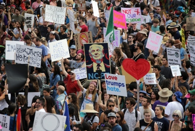 «Άρχισαν τα όργανα...» - Διαδηλώσεις κατά του Trump πραγματοποιούν οργανώσεις ακτιβιστών και ΜΚΟ, κινητοποιώντας ριζοσπάστες αριστεριστές