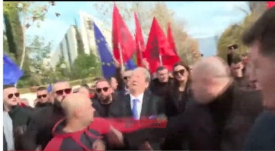 Αλβανία: Έριξαν μπουνιά στον Sali Berisha μόλις ξεκίνησε η διαδήλωση του στα Τίρανα - Χάος με το «καλημέρα» σας (Βίντεο)