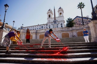 Εξτρεμιστές έριξαν κόκκινη μπογιά στα διάσημα Ισπανικά Σκαλιά της Ρώμης για να διαμαρτυρηθούν για τις δολοφονίες γυναικών στην Ιταλία