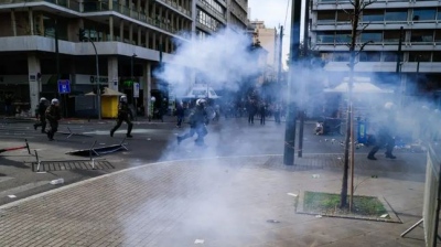 Μία σύλληψη στα επεισόδια στην πλατεία Συντάγματος – Ένταση και στη Θεσσαλονίκη