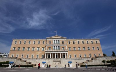 Γραφείο Προϋπολογισμού Βουλής: Χωρίς σοβαρή ελάφρυνση χρέους η Ελλάδα θα χρεοκοπήσει - Αναγκαία η μείωση των NPLs