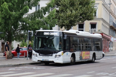 Σάλος στη Γαλλία – Η Rouen προσφέρει 12.450 δωρεάν εισιτήρια λεωφορείου… αλλά μόνο για μετανάστες!