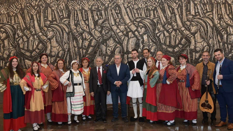 Τα κάλαντα από την Παναρκαδική Ομοσπονδία Ελλάδας άκουσε ο Κουτσούμπας: Καούρ εκάνατε καμπζιά