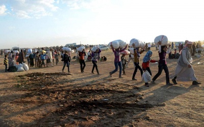 Κατά χιλιάδες οι Σύριοι συρρέουν στα σύνορα με την Τουρκία