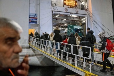 Ρωσικά ΜΜΕ: Καταστροφή για την Ελλάδα - Οι τουρίστες εγκαταλείπουν μαζικά το νησί της Σαντορίνης μετά από σεισμούς