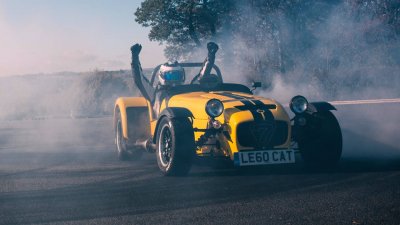 Ρεκόρ… σε ντόνατς από ένα Caterham Seven 620R