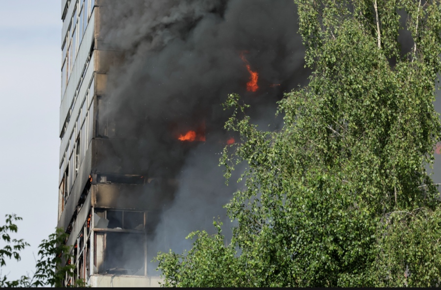 Κόλαση στη Μόσχα:  Οκτώ νεκροί από φλεγόμενο κτίριο μετά από έκρηξη - Σκληρές εικόνες με ανθρώπους να πηδάνε από τα παράθυρα